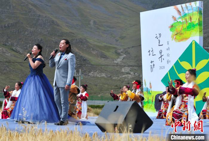 圖為當(dāng)日的文藝表演?！垈?攝