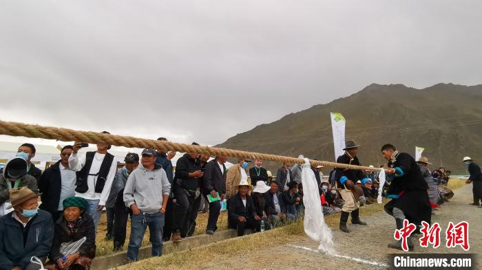 圖為當(dāng)日進(jìn)行的農(nóng)事趣味運(yùn)動(dòng)會(huì)?！垈?攝