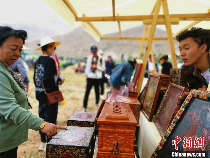 圖為拉薩市民在特色農(nóng)畜產(chǎn)品展示展銷會(huì)上選購(gòu)商品?！垈?攝