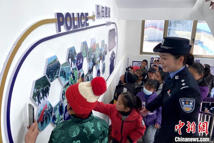 山南邊境管理支隊勒布邊境派出所舉行警營開放日活動，邀請駐地民眾進警營，了解民警工作生活?！∏f冀 攝