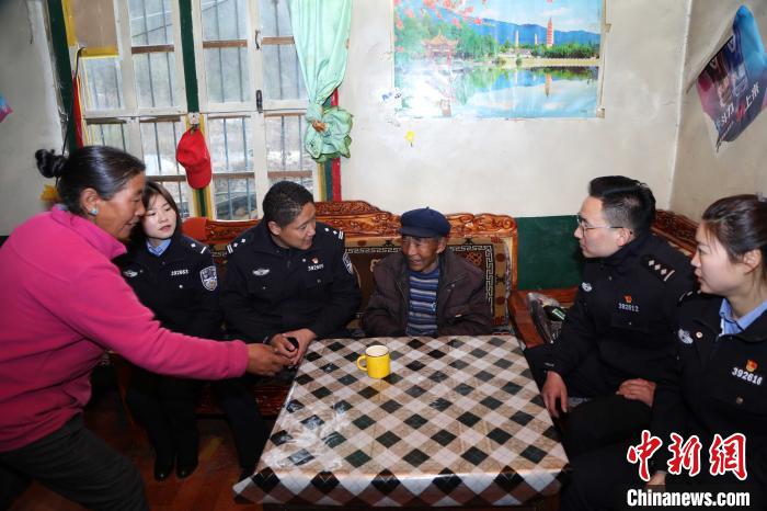 亞東出入境邊防檢查站民警走訪慰問轄區(qū)困難群眾?！堄陱?攝