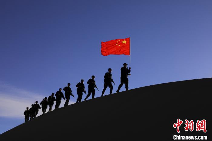 日喀則邊境管理支隊幾腳橋邊境檢查站民警在轄區(qū)開展巡邏工作。　龍小鳳 攝