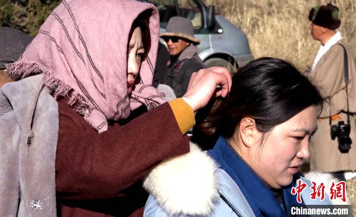 圖為1月13日，電影《雪域青春》群眾演員做拍攝準(zhǔn)備?！∝暽＠?攝