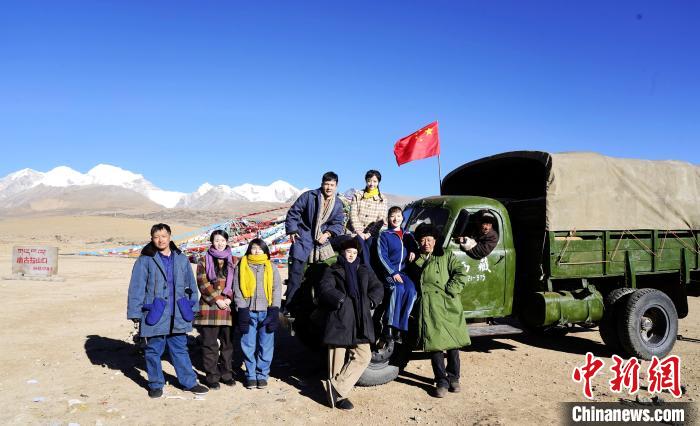 圖為電影《雪域青春》主創(chuàng)團(tuán)隊(duì)在西藏唐古拉山拍攝點(diǎn)?！z制組供圖 攝