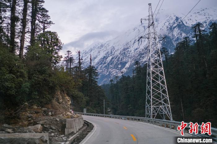 目前唯一進(jìn)出墨脫的公路波墨公路。　何蓬磊 攝