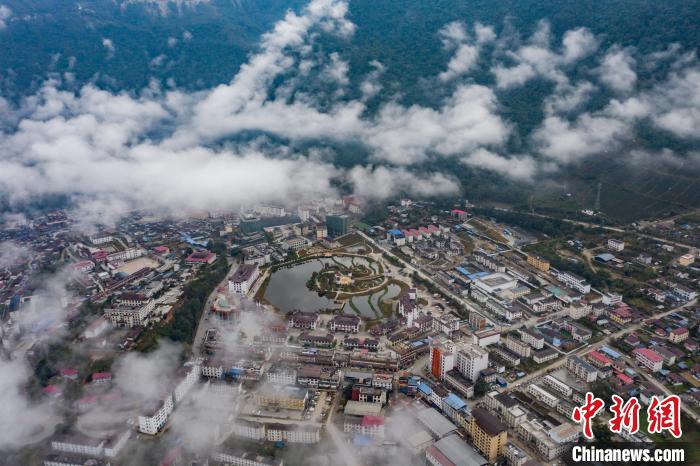 圖為墨脫縣城?！『闻罾?攝