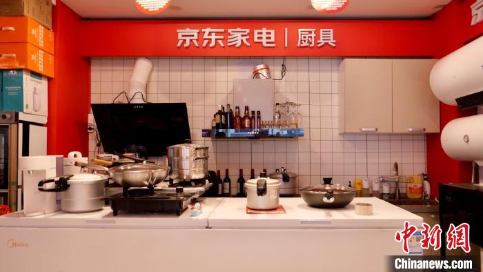 圖為店內(nèi)部分商品展示?！≈x牧 攝