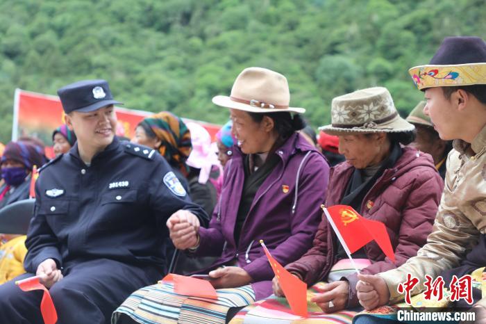 圖為李陽(yáng)副所長(zhǎng)(前排左一)與卓嘎、央宗姐妹共同參加愛(ài)國(guó)主義教育活動(dòng)。　德吉 攝