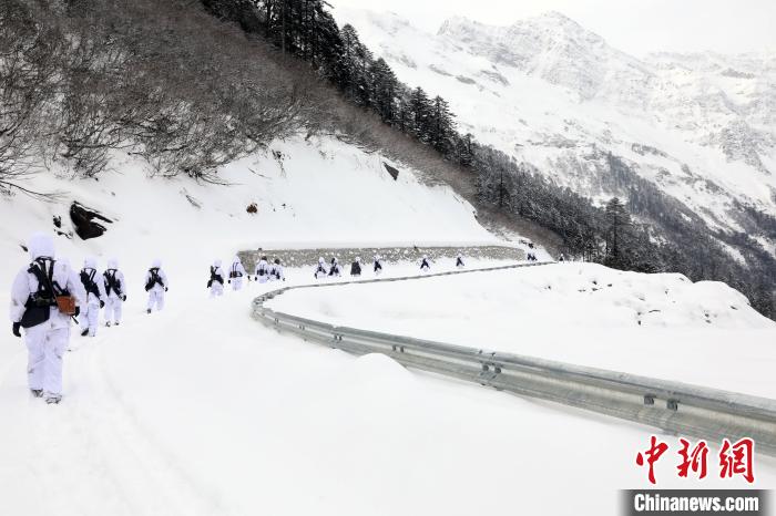 圖為徒步前進?！铎o 攝