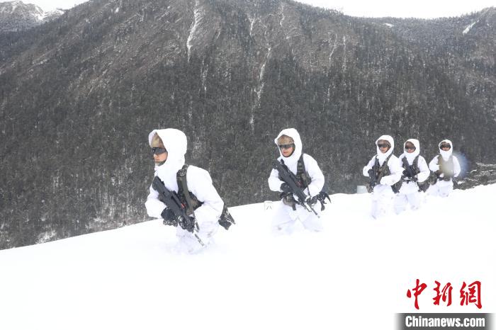 圖為徒步前進?！〗有?攝