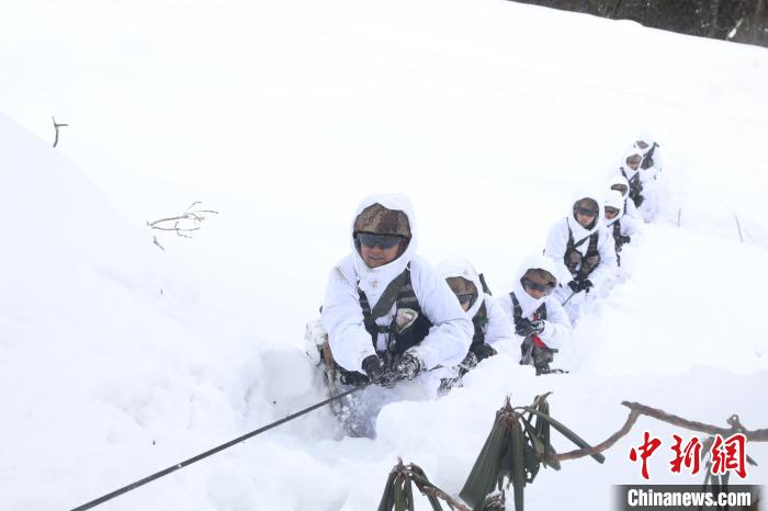 圖為依靠纜繩攀爬?！铎o 攝