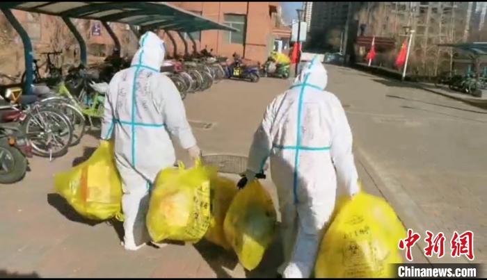 收集垃圾。　鐵西區(qū)委宣傳部 攝