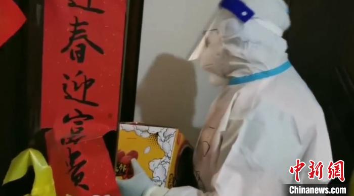 為封閉在家居民送快遞?！¤F西區(qū)委宣傳部 攝