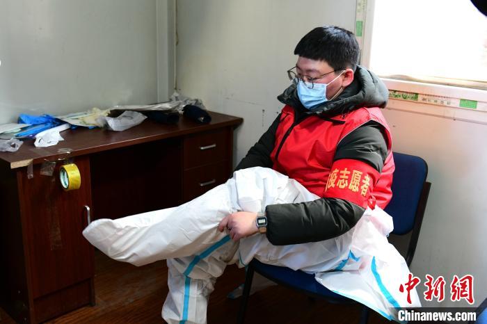 穿防護服?！¤F西區(qū)委宣傳部 攝