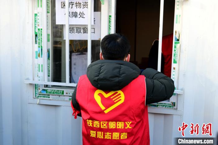 領(lǐng)防護用品?！¤F西區(qū)委宣傳部 攝