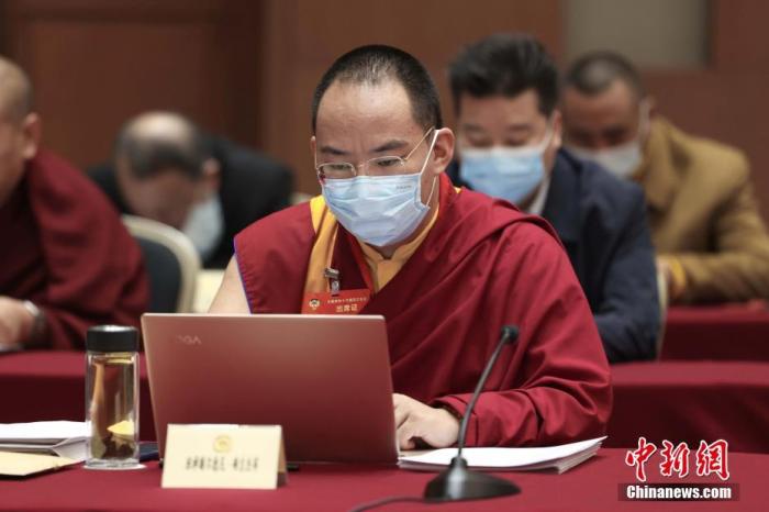 3月9日上午，全國政協(xié)十三屆四次會議舉行小組會議，討論“兩高”工作報告，審議各項決議和報告草案。圖為北京友誼賓館宗教界別委員小組會議現(xiàn)場，全國政協(xié)常委、中國佛教協(xié)會副會長、中國佛教協(xié)會西藏分會會長班禪額爾德尼·確吉杰布參加討論。<a target='_blank' ><p  align=