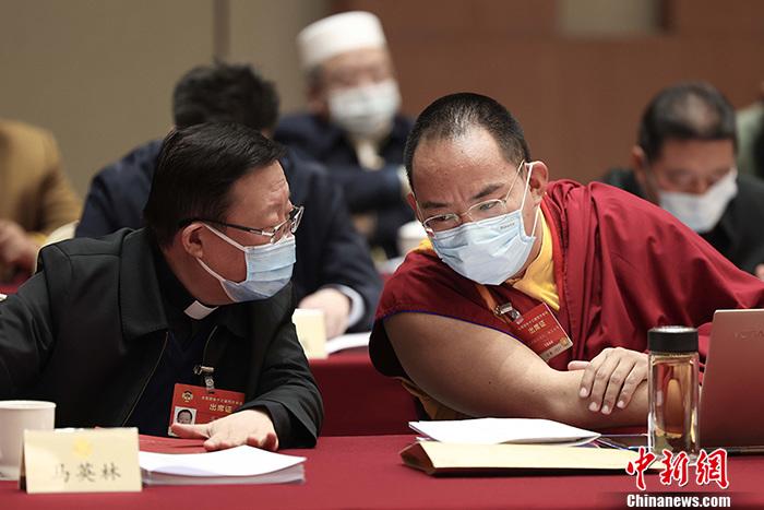 3月9日上午，全國政協(xié)十三屆四次會議舉行小組會議，討論“兩高”工作報告，審議各項決議和報告草案。圖為北京友誼賓館宗教界別委員小組會議現(xiàn)場，全國政協(xié)常委、中國佛教協(xié)會副會長、中國佛教協(xié)會西藏分會會長班禪額爾德尼·確吉杰布(右)與全國政協(xié)常委、中國天主教主教團主席馬英林(左)交流。<a target='_blank' ><p  align=