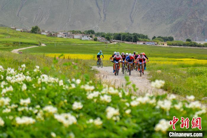 資料圖為2019年，西藏拉薩在堆龍德慶區(qū)舉行楚布溝山地自行車越野賽?！〗w波 攝