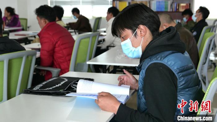 圖為正在閱讀“杰松達孜”藏歷法教材的學員。　謝牧 攝