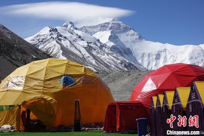 5月9日的珠峰北坡登山大本營(yíng)?！∪轿木?攝