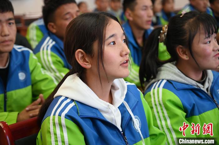 圖為學生在聆聽授課。