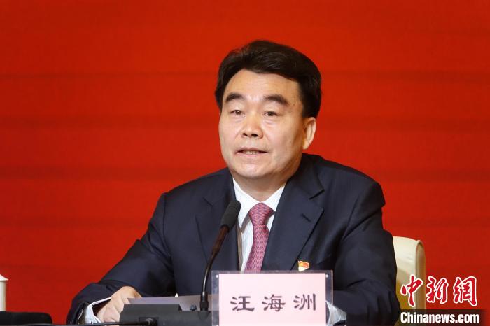 汪海洲在發(fā)布會上介紹西藏自治區(qū)黨史學(xué)習(xí)教育開展情況?！∪轿木?攝