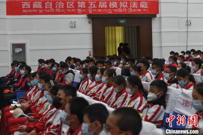 圖為西藏自治區(qū)第五屆模擬法庭現(xiàn)場?！∝暩聛硭?攝