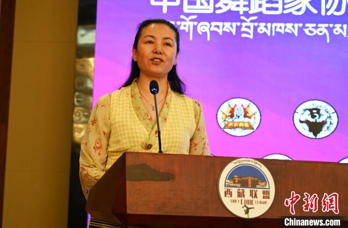 圖為西藏自治區(qū)舞蹈家協(xié)會(huì)主席達(dá)娃拉姆致辭。　趙朗 攝
