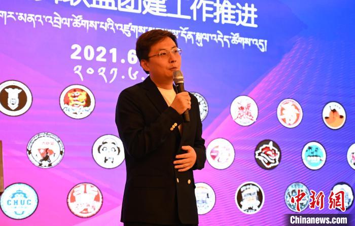 圖為中國(guó)舞蹈家協(xié)會(huì)街舞委員會(huì)常務(wù)副主任、秘書(shū)長(zhǎng)夏銳致辭?！≮w朗 攝