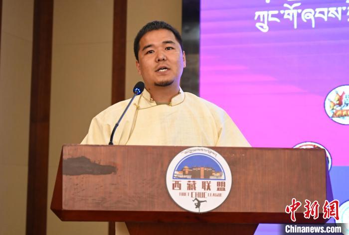 圖為西藏街舞聯(lián)盟常務(wù)副主任朗卡旺青致辭?！≮w朗 攝