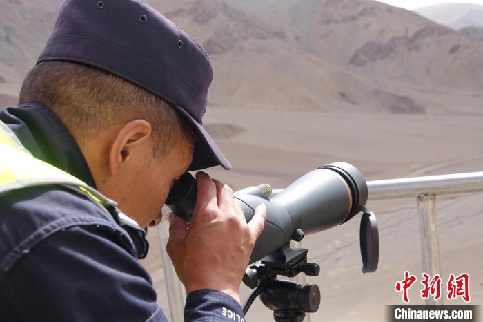 索朗曲扎用望遠(yuǎn)鏡查看邊境情況?！∪轿木?攝