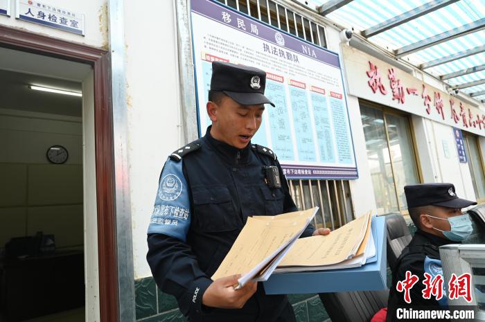 圖為洛桑朗嘎向記者展示卷宗?！≮w朗 攝