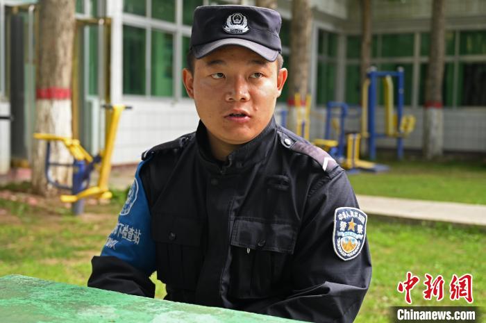 圖為邊煒接受記者采訪?！≮w朗 攝