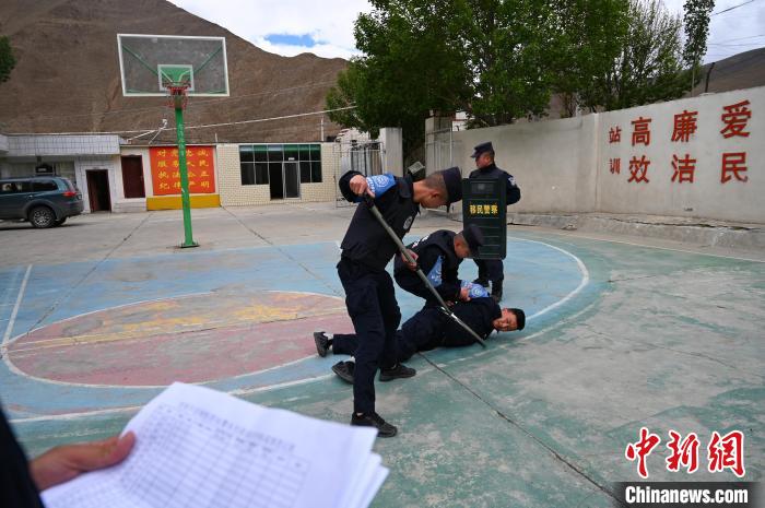 圖為移民管理警察進(jìn)行警務(wù)技能考核?！≮w朗 攝