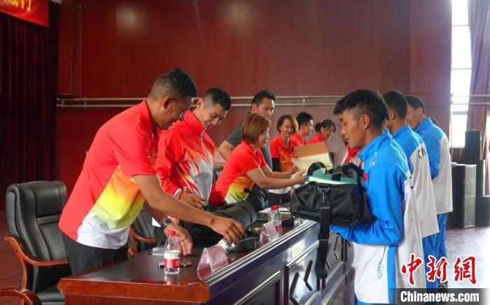 圖為世界冠軍們?yōu)槲鞑刈灾螀^(qū)體校的學(xué)生們送上暖心物資?！∪轿木?攝