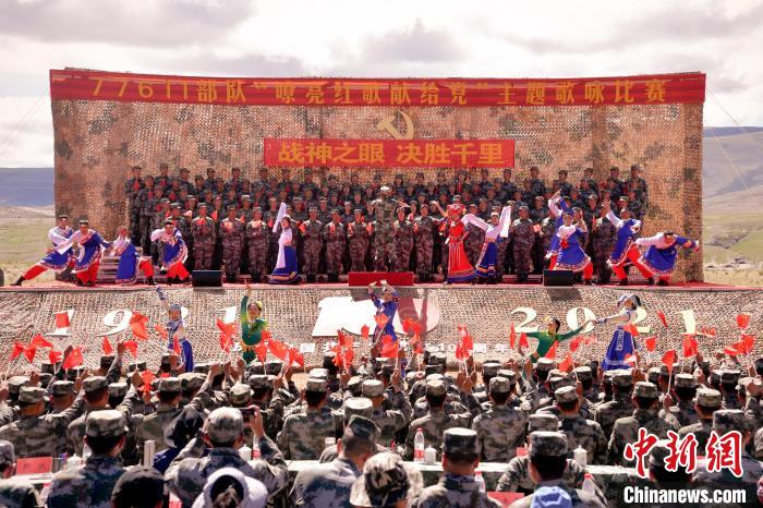 圖為主題歌詠比賽活動現(xiàn)場?！●R成鎖 　攝