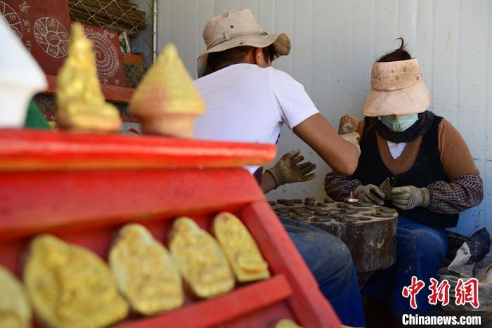 圖為6月14日，拉薩的手工藝人制作“擦擦”。 <a target='_blank' ><p  align=