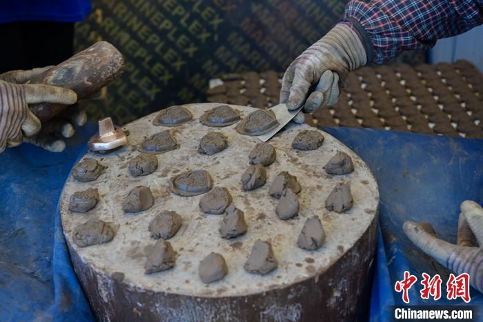 6月14日，拉薩的手工藝人制作“擦擦”。 <a target='_blank' ><p  align=