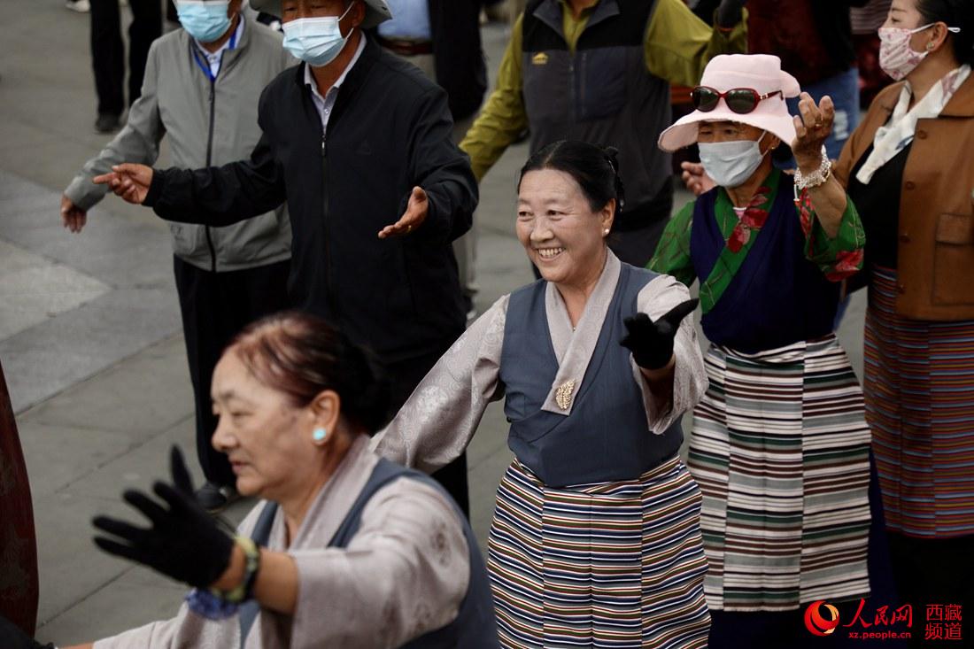 拉薩市民在宗角祿康公園跳鍋莊舞。人民網(wǎng) 次仁羅布攝