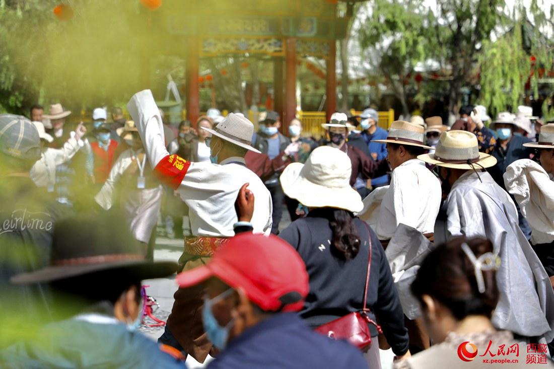 拉薩市民在宗角祿康公園跳鍋莊舞。人民網(wǎng) 次仁羅布攝