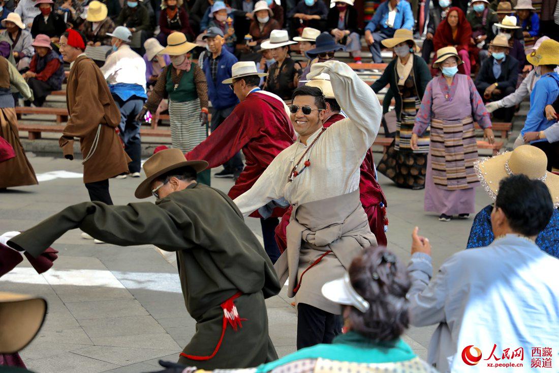 拉薩市民在宗角祿康公園跳鍋莊舞。人民網(wǎng) 次仁羅布攝