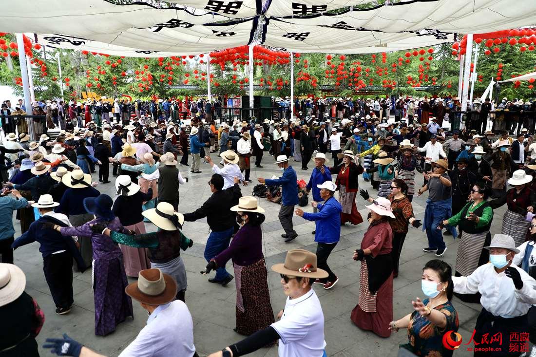 拉薩市民在宗角祿康公園跳鍋莊舞。人民網(wǎng) 次仁羅布攝