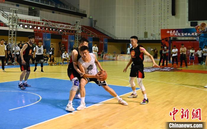 圖為西藏美康隊(白色球衣)對決雪域兄弟隊?！≮w朗 攝