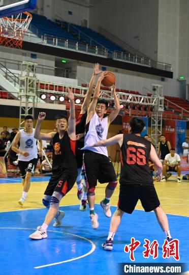 圖為西藏美康隊(白色球衣)對決雪域兄弟隊?！≮w朗 攝