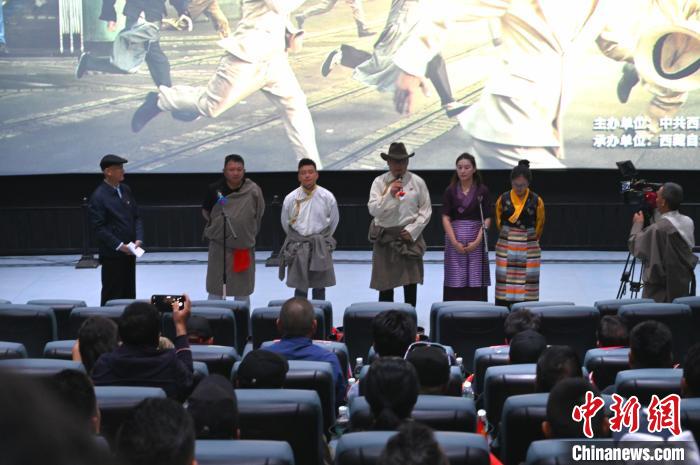 圖為主創(chuàng)人員分享譯制過程?！≮w朗 攝