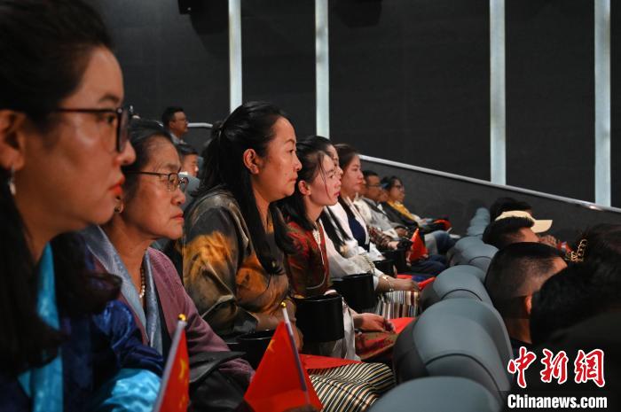 圖為觀眾觀看影片?！≮w朗 攝