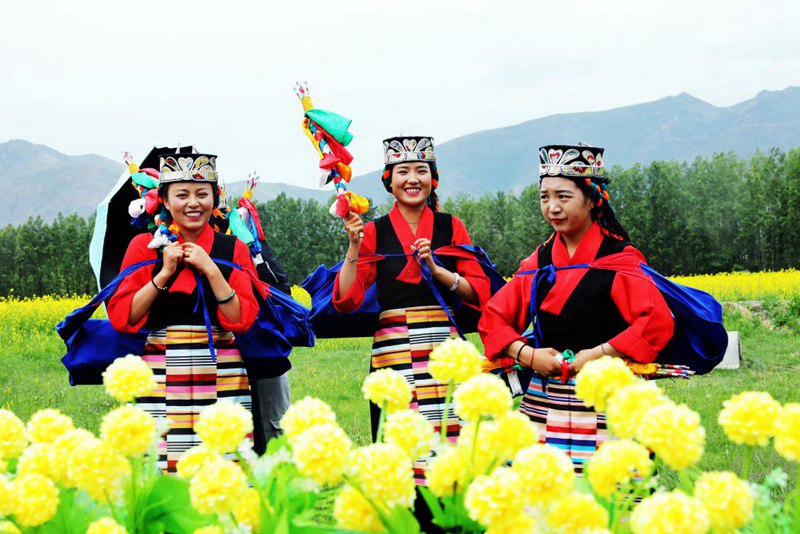 笑靨如花的群眾。洛桑克珠攝