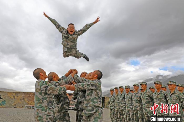 新兵進(jìn)行“空中燕子飛”。　王鵬程 攝