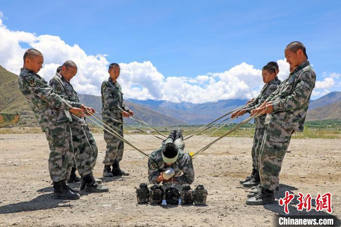 圖為荊棘排雷訓(xùn)練?！⊥踔緜?攝