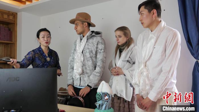 圖為圖為主播白瑪旺姆為留學(xué)生介紹直播流程?！≈x牧 攝